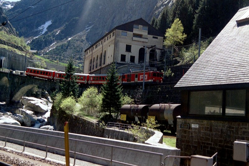 Deh 4/4 mit einer Stilreinen FO-Komposition bei Gschenen im Mai 2003.