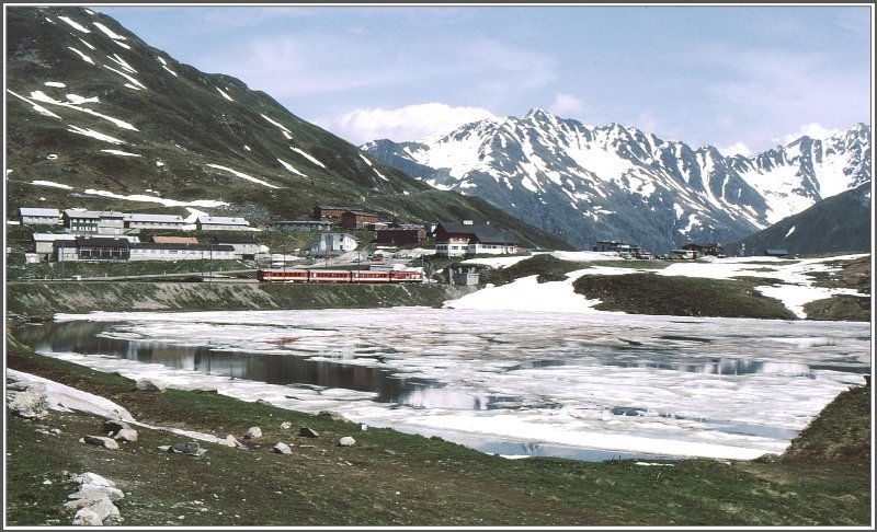 Deh 4/4 Pendelzug der FO auf dem Oberalppass an einem verspteten Frhlingstag. (Archiv 06/83)