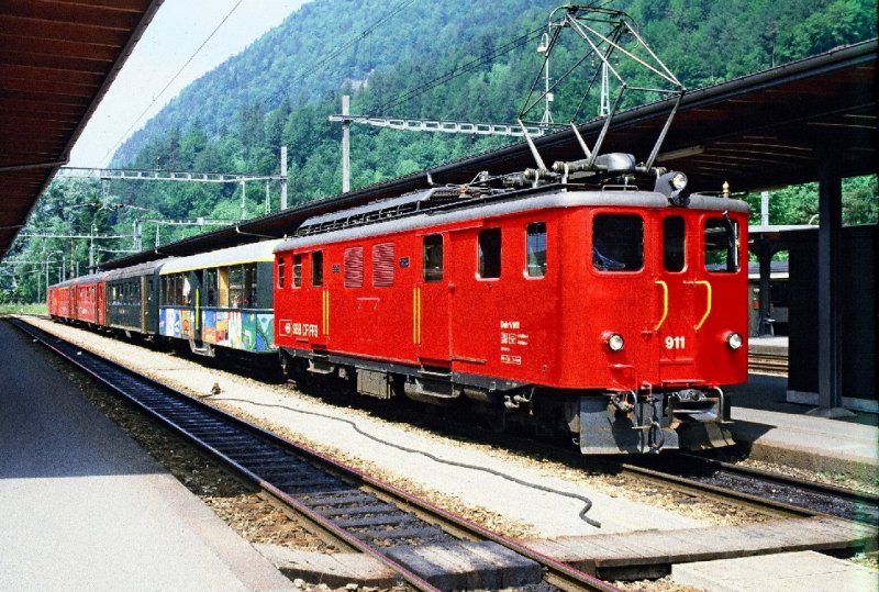 Deh 4/6  911 vor einem Personenzug im Bahnhof von Interlaken Ost im Juni 1985 .. Bild ab Dia ..