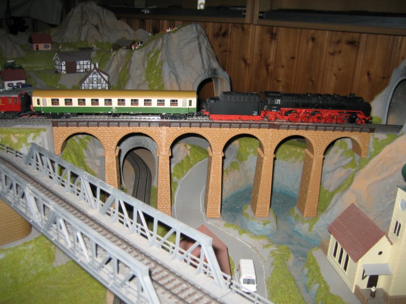 Dei BR 45 020 auf dem Wiadukt mit einem Personenzug.