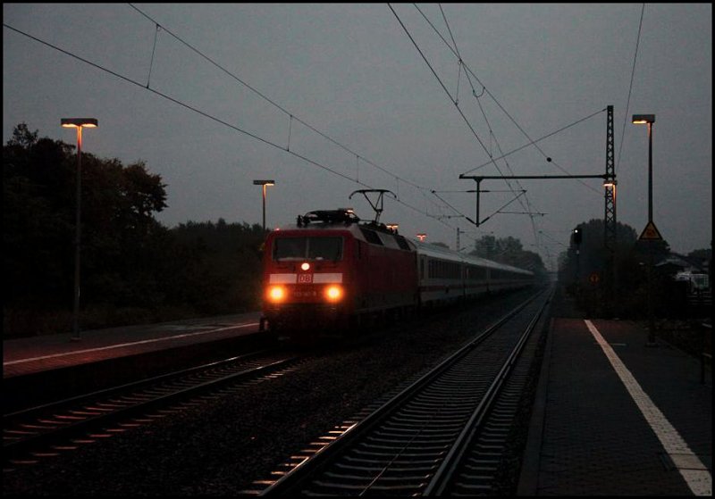 DEICHGRAF: Bei starkregen durchfhrt 120 145 mit dem IC 2315 „DEICHGRAF“, Westerland/Sylt – Frankfurt(Main)Hbf, den Haltepunkt Westbevern-Vadrup in Richtung Mnster(Westf). (06.10.2009)