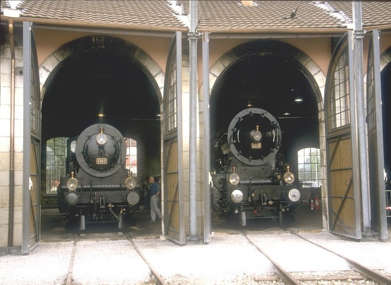 Delmont/Delsberg im Jubilumsjahr der Schweizer Eisenbahn 1997
Die Gotthard Dampflok C 5/6 Nr.2978 (SLM 19916) und die Dampflok B 3/4 Nr.1367 (SLM 1916) warten gemeinsam im Rundschuppen auf weitere Aktivitten.(Archiv P.Walter)