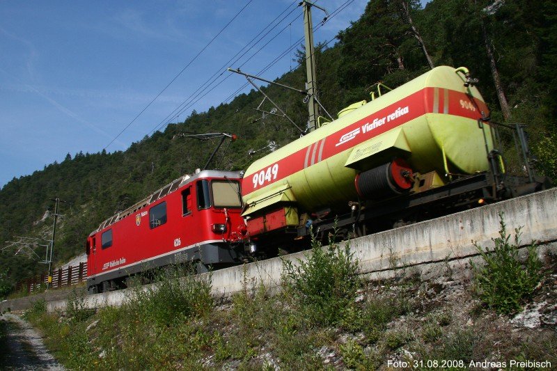 Dem Dampf-Sonderzug folgender Lschzug bestehend aus Ge 4/4 II 626  Malans  und dem Wassertankwagen Xk 9049 am 31.08.2008 in der Rheinschlucht bei Trin. (Weitwinkelaufnahme) 