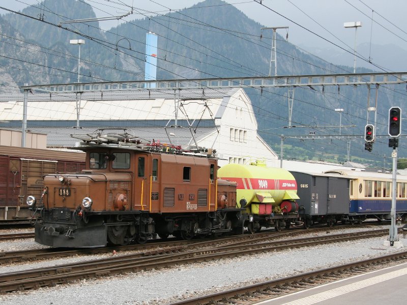 Dem Dampfsonderzug aus Bonaduz (vom Bahnhofsfest) folgender Lschzug bestehend aus  Krokodil  Ge 6/6 I Nr. 414 + Xk 9049 + K 5615 +  ACPE -Salonwagen As 1144. Landquart 10.06.2007.