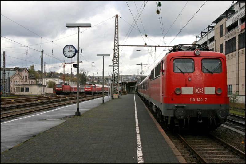 Dem einen freuts dem anderen leids: 110 142 steht mit einer N-Wagen Garnitur auf Gleis 54 whrend die 143 167 und die 111 108 auf den Nebengleisen stehen.