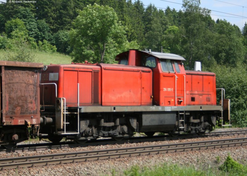 Dem FZT 55834 (RVL-ROG) mit Zuglok 185 162-5 wurde am Schluss 294 095-5 eingestellt sie wird nach Offenburg zum einem planmigen Werkstattbesuch berfhrt. 13.6.08