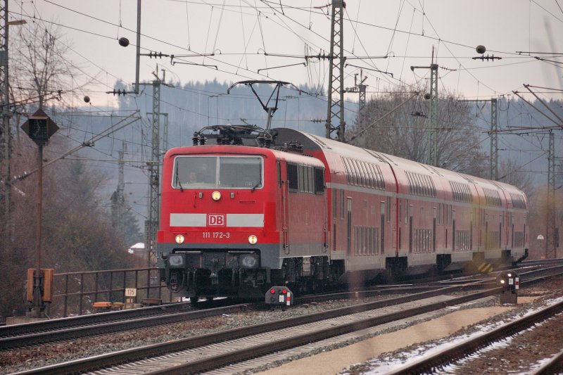 Dem hheren Fahrgastaufkommen Tribut gezollt: 111 172-3 zieht einen um 2 Dostos verlngerten RE demnchst in den Bahnhof von Treuchtlingen. Die immer wieder durch bayrische Zeitungen wandelnde Misere mit zu kurzen Zgen und malos berfllten Wagen im Regionalverkehr, lie nun endlich auf manchen Strecken die Verantwortlichen reagieren.. es gibt aber noch vieles zu tun.. (Nov. 2008).
