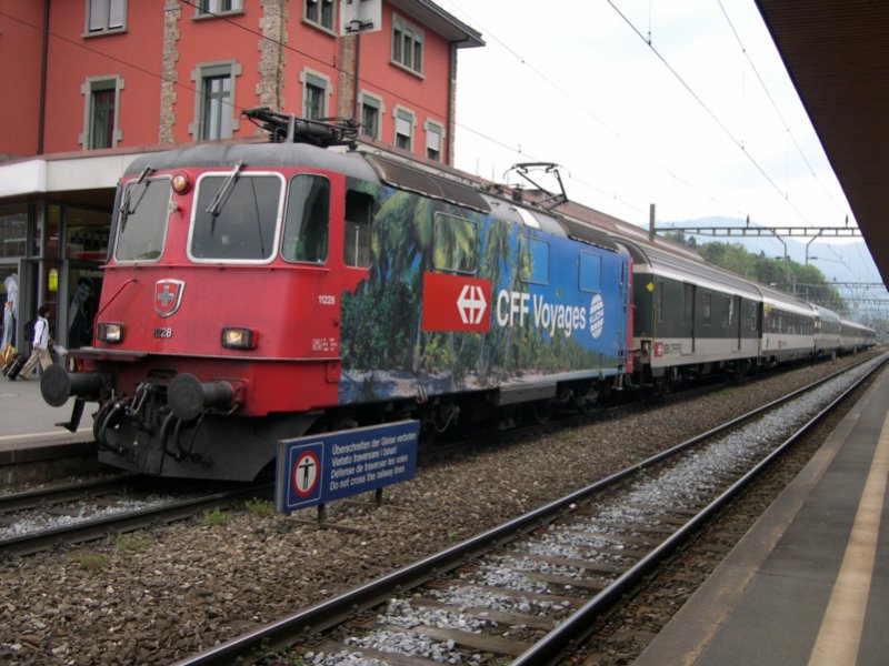 Dem IR 2178 Locarno-Luzern-Basel vorgespannt war am 02.05.2007 die Re 4/4 11228 mit ihrer Werbung fr das SBB Reisebro. Die Werbung hat mit der Zeit doch schon etwas gelitten, wie unterhalb des Fhrerstandsfensters erkennbar ist.