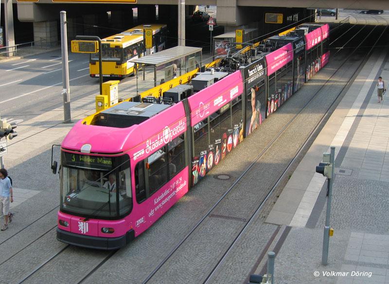 Dem NGT 6 DD Linie 3 nach Wilder Mann von oben aufs Dach geschaut, wo sich hinter der Verkleidung viele Aggregate befinden - Dresden, 15.07.2005 
