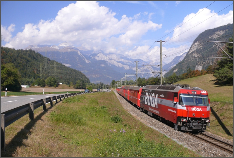 Dem Regionalzug folgt der RE1141 nach St.Moritz mit Ge 4/4 III 646  Sta.Maria/Val Mstair , die in eigener Sache das Bndner Generalabonnement bewirbt. (01.10.2009)