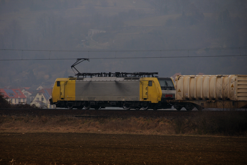 Dem Wetter die Stimmung abgewrungen: ES 64 F4 097 in den Farben der nchsten Monate. (Sept. 2009, Filsbahn, Available Light Aufnahme).