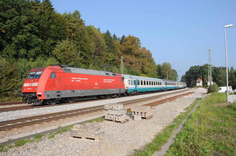 Demnchst ist´s vorbei mit den Trenitalia-Garnituren auf der KBS 950, die sollen nmlich durch DB-Wagen ersetzt werden. 101 093 am 23.09.09 in Aling/Obb