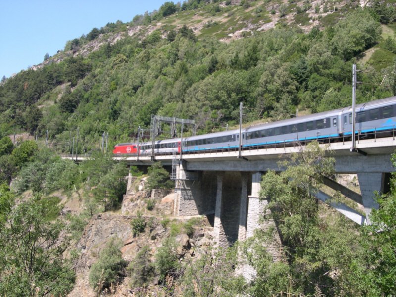 Den 103m langen Baltschieder-Viadukt auf der BLS-Sdrampe berquert am 15.07.2005 ein von einer Re 460 gezogener Cisalpino-Eurocity. An den Wagen fehlt teilweise noch das Cisalpino-Logo.