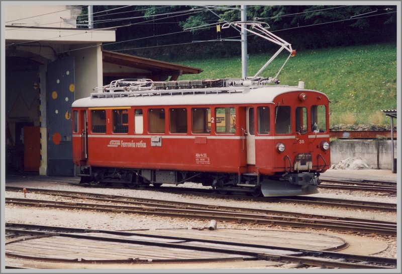 Den ABe 4/4 35 gibts immer noch. Er steht am 03.05.2007 vor dem Depot Poschiavo und zur Abwechslung mal mit gehobenem Einholm Stromabnehmer.