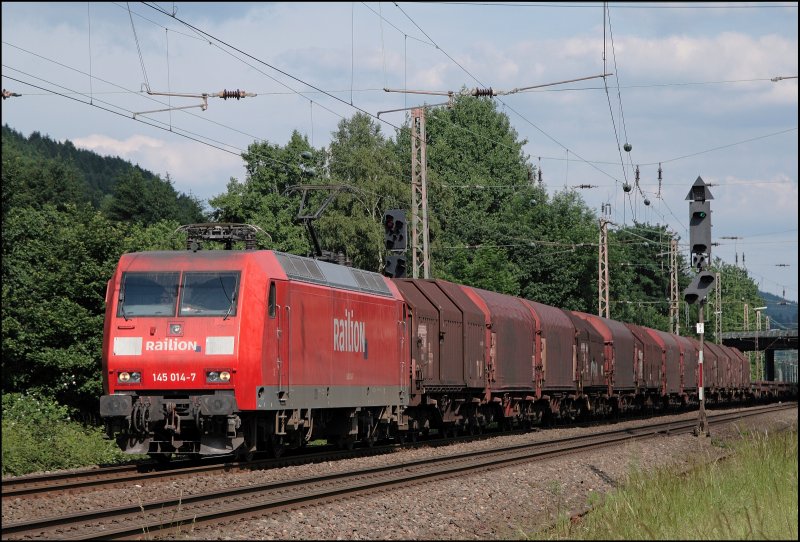 Den abendliche Gterzug 52296, von Finnentrop nach Hagen, hat am 05.06.2008 die 145 014 an den Haken genommen. In Plettenberg wurden weitere Waggons dem Zug beigegeben und hat nun den Bahnhof verlassen. 
