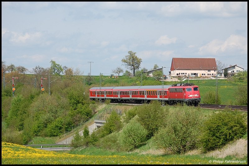 Den Abschluss fr diese umfangreichere Riespendel-Serie hlt 110 414 mit ihrer RB 37158 von Donauwrth nach Aalen, die am 03.05.08 an der markanten Fotokurve bei Goldshfe bildlich verewigt wurde.