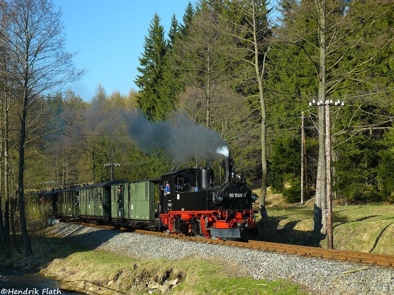 Den Abschluss der Serie vom 13.04.2009 bildet diese Aufnahme, welche 99 1568 nahe der Fahrzeughalle der Pressnitztalbahn zeigt.