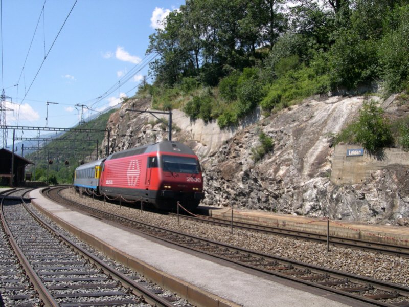 Den Bahnhof von Lalden durchfhrt am 15.07.2005 dieser EuroCity der Cisalpino AG. Den Zug zieht die SBB Re 460 010-2.  