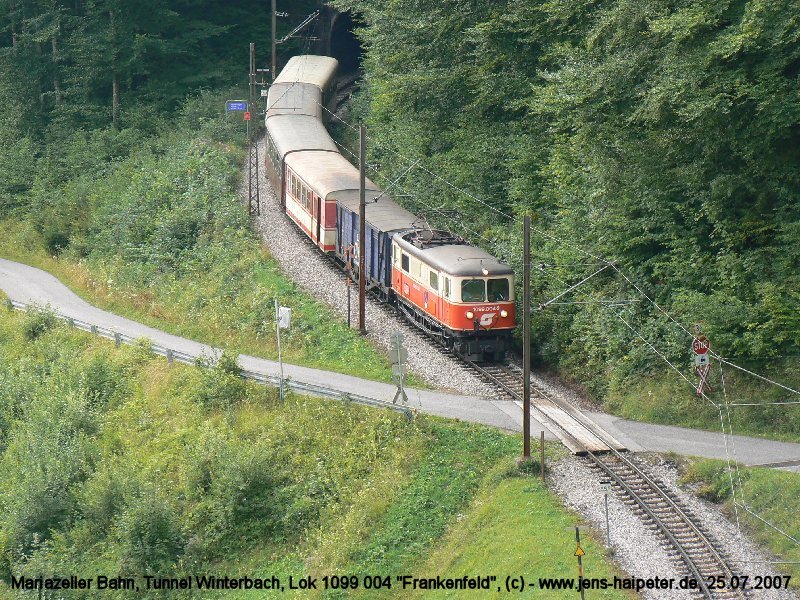 Den Berg herauf nach Winterbach hat 1099 004 soeben den Tunnel in der letzten Schleife verlassen. Foto: 25.07.2007