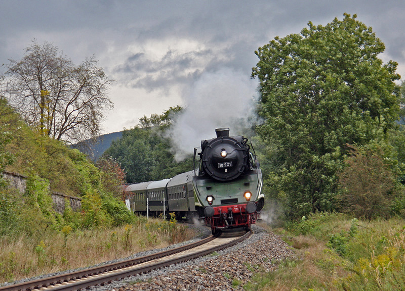 Den Berliner Sonderzug zu den 15.Meininger Dampfloktagen am 05.09.2009 befrderte in diesem Jahr 18 201. Kurz vor seinem Tagesfahrtziel befindet sich der Zug hier zwischen Grimmenthal und Untermafeld.