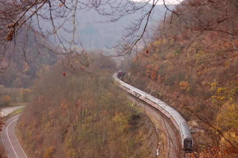 Den Blick der Natur entrissen... Zwei 218er bringen einen Intercity sicher die letzten zwei Kurven die Geislinger Steige hinunter. Zeitunterschied zur vorigen Aufnahme - 1 Stunde, und schon hat der Herbst eine andere Farbcharakteristik. (Frher Nachmittag am 02.11.2008)
