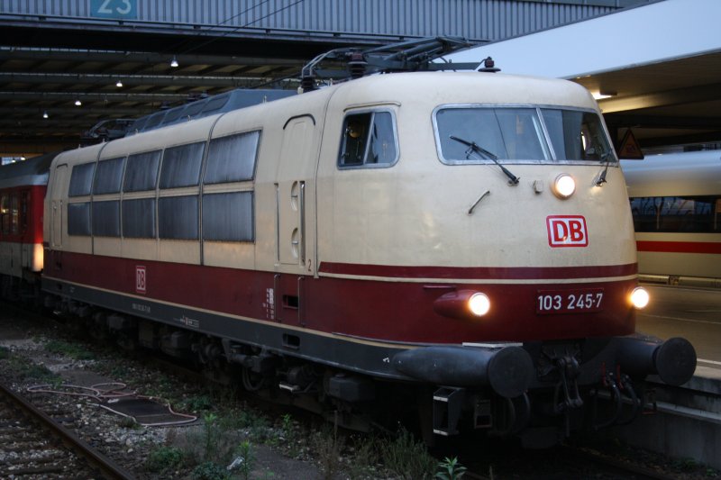Den CNL Richtung Kopenhagen bespannte am 06.10.09 ab M�nchen Hbf 103 245-7.
