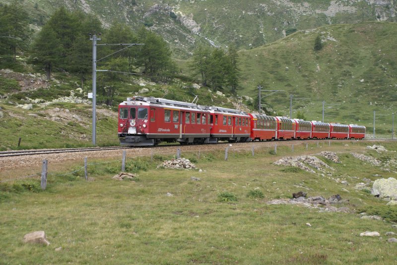 Den dritten Bernina Express in Serie zieht der ABe 4/4 II 47 mit dem ABe 4/4 II 48 Richtung Ospizio Bernina.