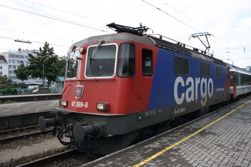 Den EC Zrich - Mnchen bespannte am 03.09.09 die 421 389-8. Aufgenommen in Bregenz. 