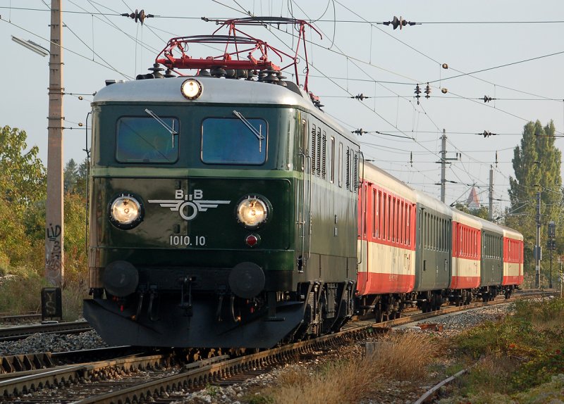 Den  Erlebniszug Zauberberge  von Wien nach Mrzzuschlag hat am 07.10.2007 die 1010.10 bespannt. Das Foto zeigt die interessante Garnitur kurz vor Wien Atzgersdorf.
