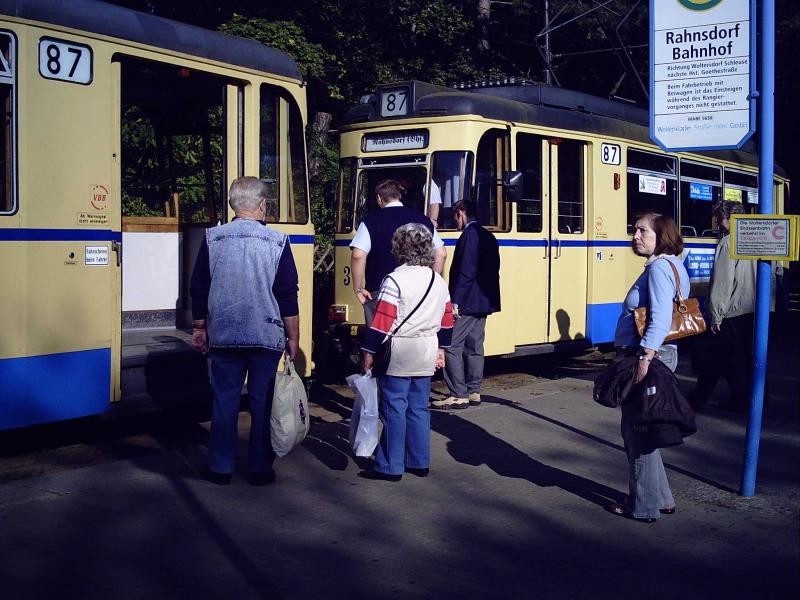 Den Fahrgsten wird kundgetan, whrend des Rangiervorganges, die Bahn nicht zu betreten.