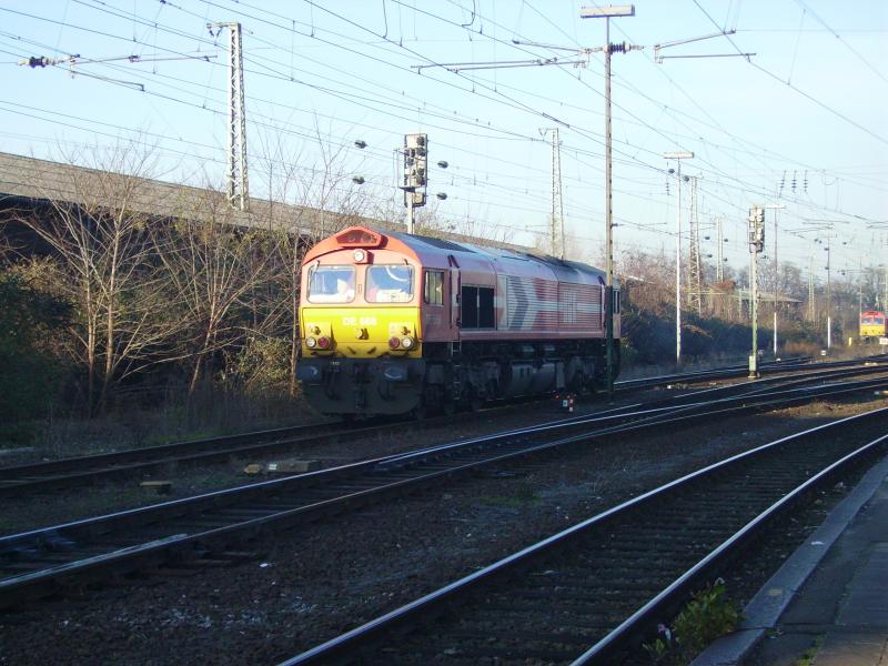 den ganzen Tag lang standen 2 class 66 der HGK in Worms . Gegen abend fuhr die Eine weg . Hier bei der Ausfahrt von Worms am 11.12.05 .