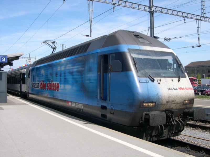 Den IC 820 nach Brig bespannt am 30.04.2005 die Re 460 020-1  Idee Suisse . Hier steht sie im neugestalteten Bahnhof von Romanshorn vor ihrem EW 4-Pendelzug.