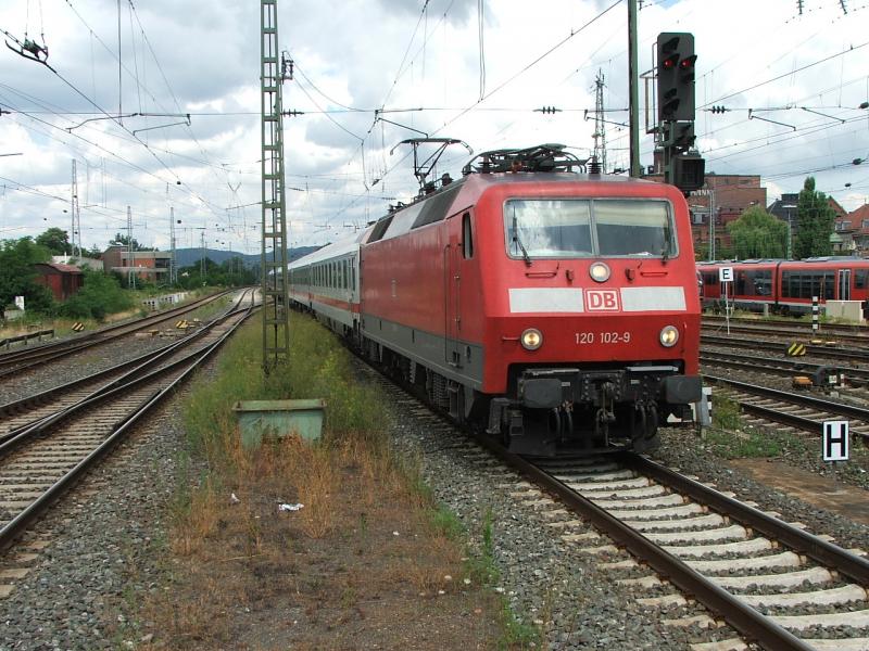 Den IC Karwendel von Berlin nach Garmisch zieht die 120 102-9 in den Bf Bamberg ein. Aufgenommen am 9.7.05.