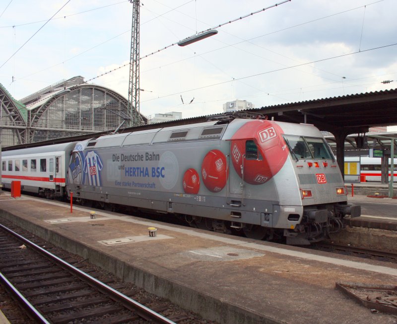 Den IC Richtung Berlin S�dkreuz zog am 16.08.09 die 101 144-4  Hertha BSC Berlin  ab Frankfurt (Main) HBF.