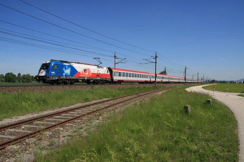 Den IC546 bespannte am 17. Mai die 1216 226  Tschechien . Das Foto entstand bei H�rsching.