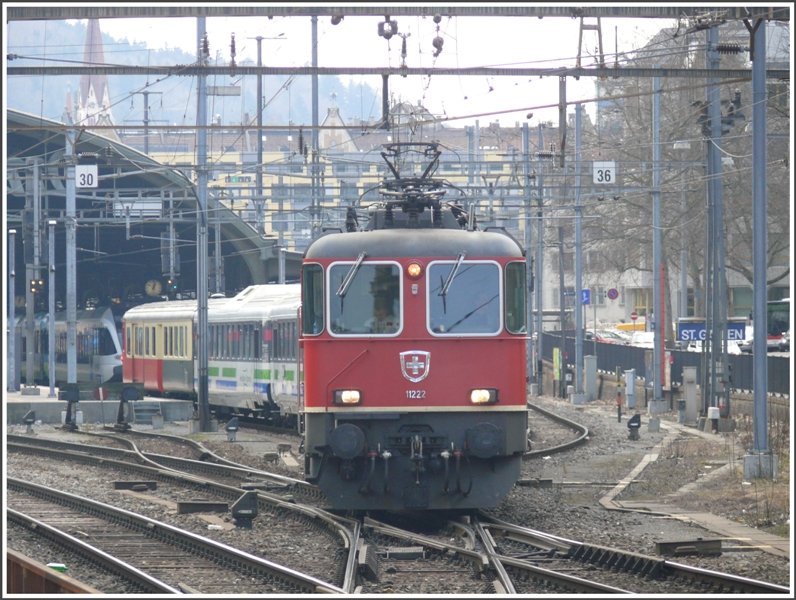 Den IR 2417 VoralpenExpress fhrt die SBB Re 4/4 II 11222 mit einem zweifarbigen BDt am Zugschluss Richtung Romanshorn. (20.03.2009)