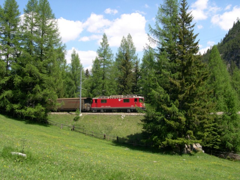 Den nchsten Gterzug bringt am 14.04.2007 Ge 4/4 II 632  Zizers  bergwrts. Gleich berquert sie den Albula 2-Viadukt. Leider verunglckte die Lok erst krzlich im Rheintal.
