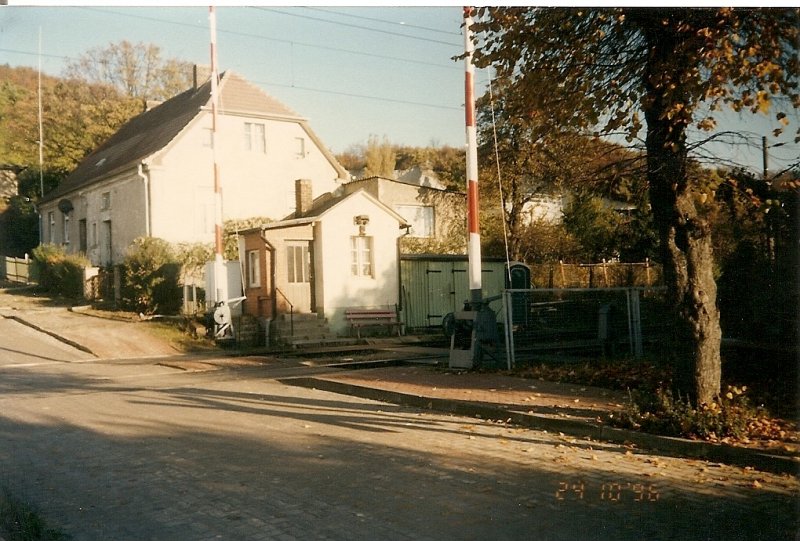 Den nicht mehr existierente Schrankenposten in Sassnitz am 24.10.1996.am Ende der Strecke Stralsund-Sassnitz.Die Schranken waren hier selten geöffnet ständig waren Diese geschlossen wenn die langen Güterzüge vom und zum Hafen den Bahnhof Sassnitz  blockierten 