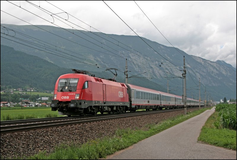 Den OEC mit dem schnsten Namen durfte am 08.07.2008 die 1116 057 bespannen. Hier saust die 1116 057 mit dem OEC 564  KUFSTEIN - DIE PERLE TIROLS  von Wien West nach Innsbruck Hbf bei Schwaz in Richtung Zielbahnhof.
