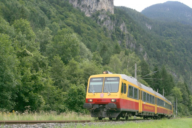 Den R8934 von Schruns nach Bludenz fhrt der NPZ ET10.107/ES10.207. Aufgenommen am 09. August 2008 zwischen Lorns und Brunnenfeld. 