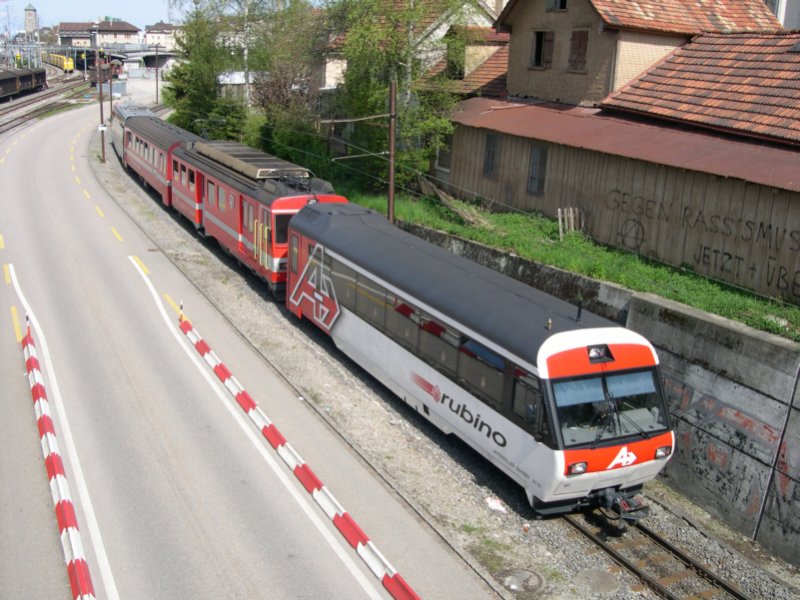 Den Salonwagen  Rubinio  fhrt am 30.04.2005 dieser Regionalzug der AB nach Appenzell. Hier fhrt der Zug am Gterbahnhof St. Gallen gerade in den Zahnstangenabschnitt ein.