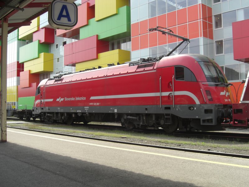 Den slowenischen  Stier  541 108-1 erwischten wir ebenfalls
am 8. August im Salzburger Hauptbahnhof.