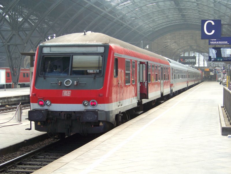 Den Steuerwagen des Ersatzzuges zwischen Leipzig und Dresden kann man hier sehen. Leipzig Hbf den 04.04.2009