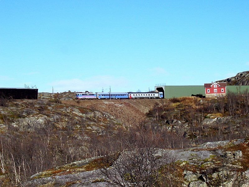 Den Streckenabschnitt von Bjrnfjell nach Ssterbekk bin ich zweimal gewandert, pnktlich kommt auch wieder der Nachtzug aus Stockholm, diesmal mit einer Rc6 in SJ-Lackierung, aufgenommen am 10.10.2006