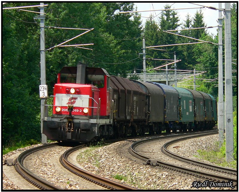 Den Verschubgterzug 73564 von Judenburg nach Zeltweg zieht heute die 2068 049 die soeben das Vorsignal des Bahnhof Zeltweg passiert. 23.06.2008