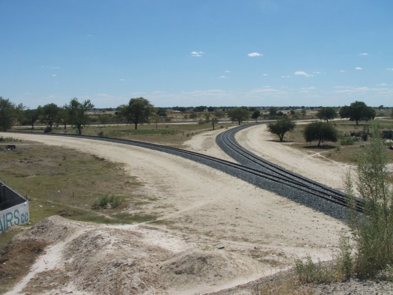 Den vorlufigen Endpunkt der neu gebauten Nordstrecke bildet ein Gleisdreieck hinter der Station  Lehale Lya Mpingana  bei Ondangwa. Nach links wird dereinst die geplante Strecke nach Oshakati (Hauptstadt des Ovambolandes) folgen, nach rechts hin ist die Strecke nach Oshikango, zur angolanischen Grenze, im Bau.