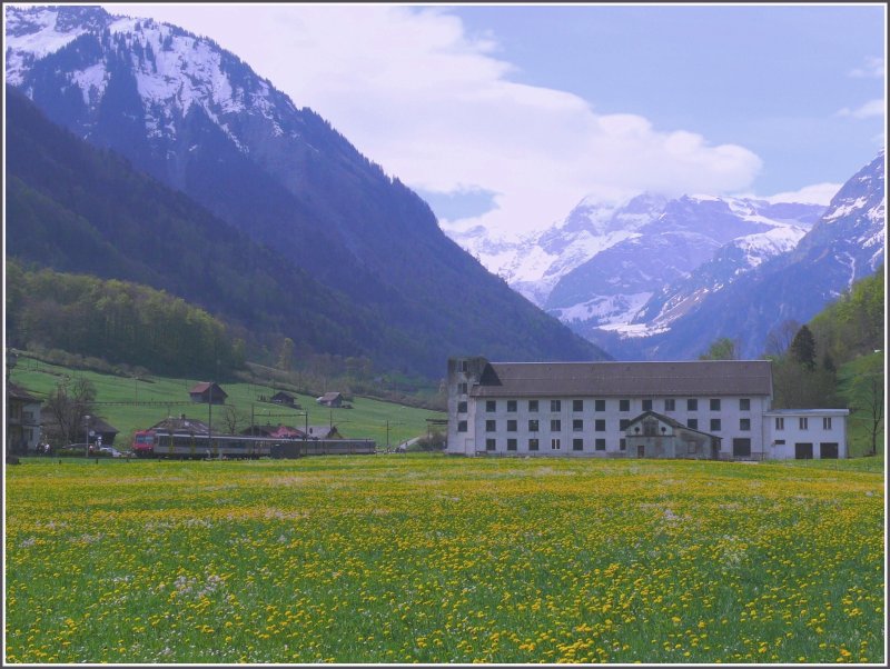 Den Weg durchs Glarnerland sumen berall diese alten Fabrikgebude. RBDe 560 Pendel bei Diesbach-Bettschwanden. (04.05.2008)