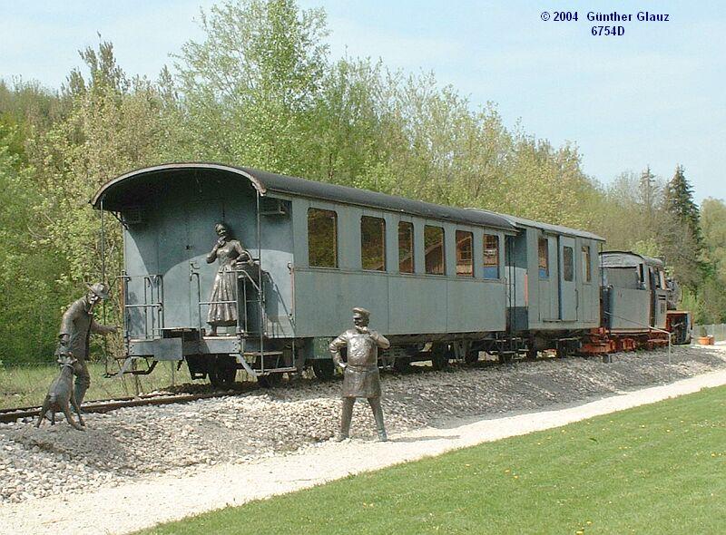 Denkmal f�r das Lied  Auf der schw�bschen Eisenbahn  in Durlesbach zwischen Aulendorf und Ravensburg, Bahnstrecke Ulm - Friedrichshafen am 15.05.2004. Der Bahnhof Durlesbach ist heute stillgelegt. 