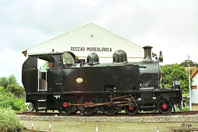 Denkmal-Lok E 123 (Borsig 1908) steht als VV 13 bezeichnet (VV = Vale do Vouga) vor dem kleinen Eisenbahnmuseum in Macinhata do Vouga (17. Mai 1988).
