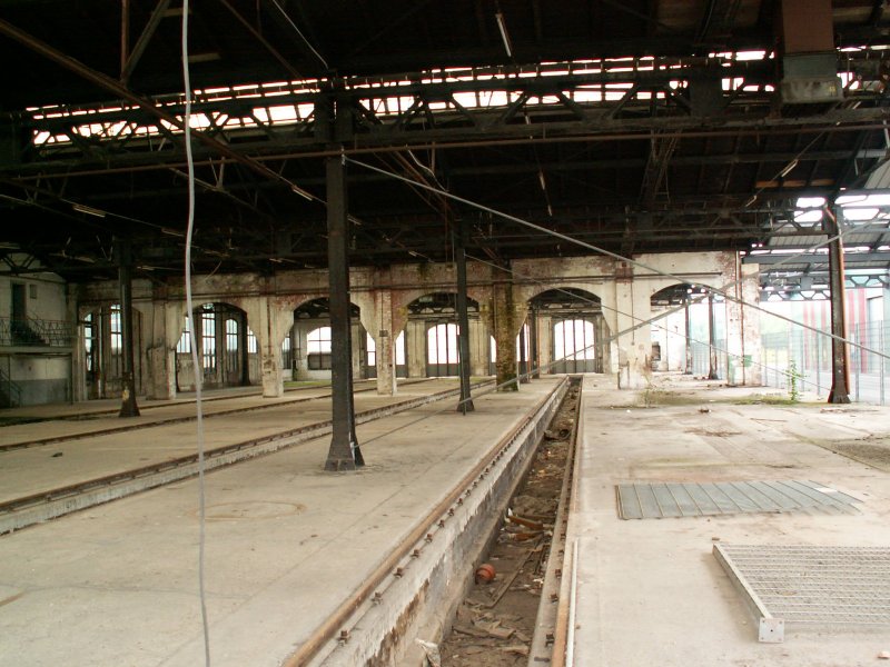 Denkmalgeschtzte Wagenhalle des ehemaligen AW Saarbrcken Burbach (bis 1997) im Jahr 2008.
